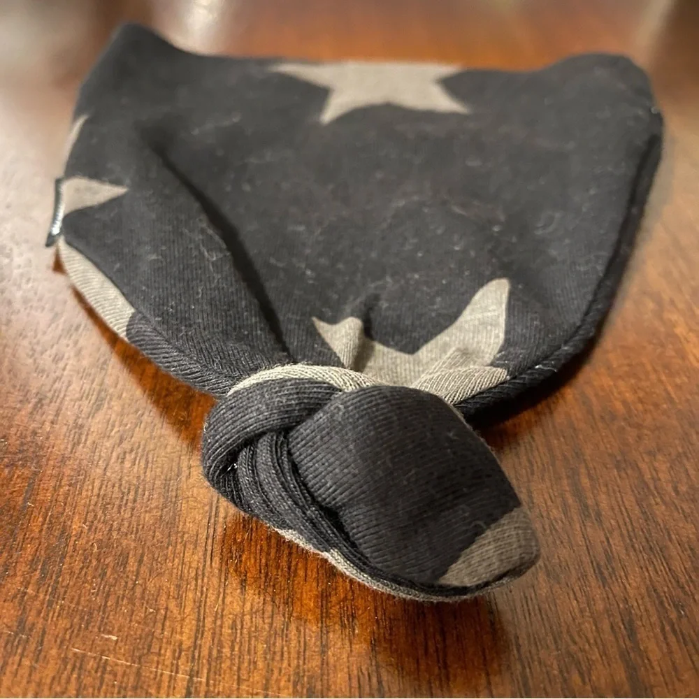 Nununu | infant black star baby hat